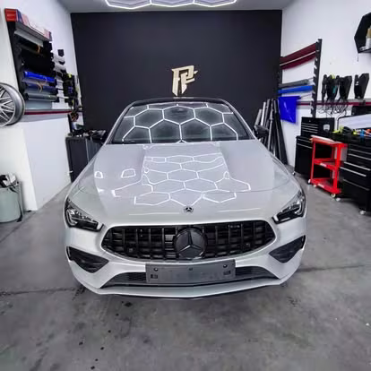 Mercedes-AMG CLA 45 S Shooting Brake branco de fábrica, dentro do estúdio