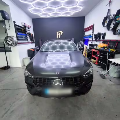 O mesmo Mercedes-AMG CLA 45 S envolvido em vinil grafite acetinado