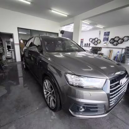 Audi Q7 S line no cinzento metalizado de fábrica