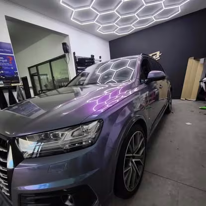 O mesmo Audi Q7 com película camaleão, em tons de lilás e turquesa