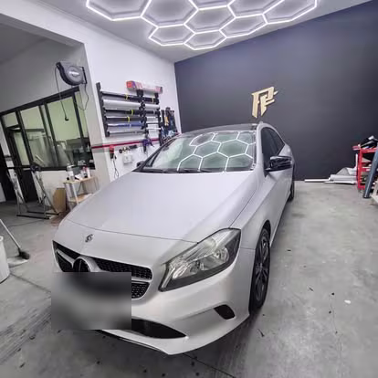 O mesmo Mercedes-Benz Classe A envolvido em branco acetinado